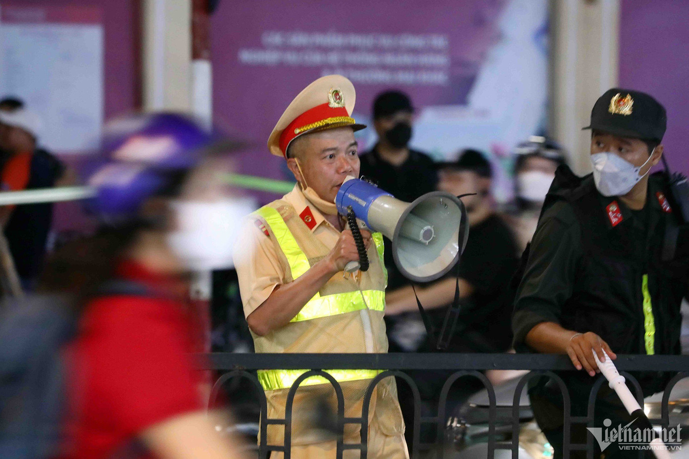 Cảnh sát gọi loa giải tán đám đông.