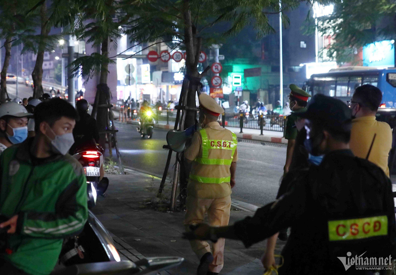 Khi được nhắc nhở, nhiều người đã di chuyển xe nhưng lại tụ tập ở đoạn khác.