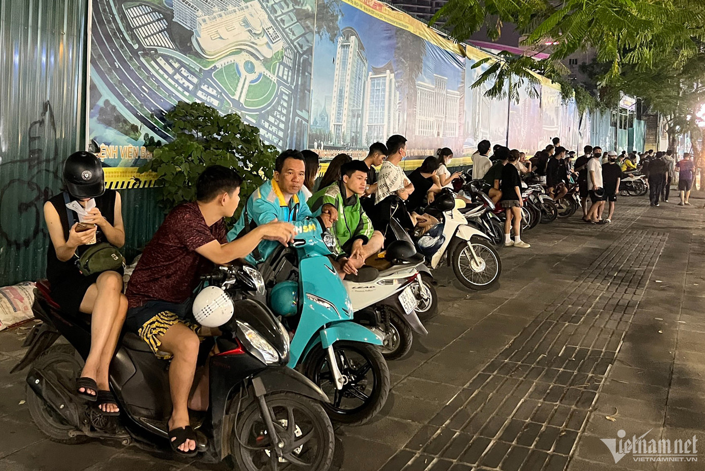 Người dân hiếu kỳ theo dõi chốt 141.