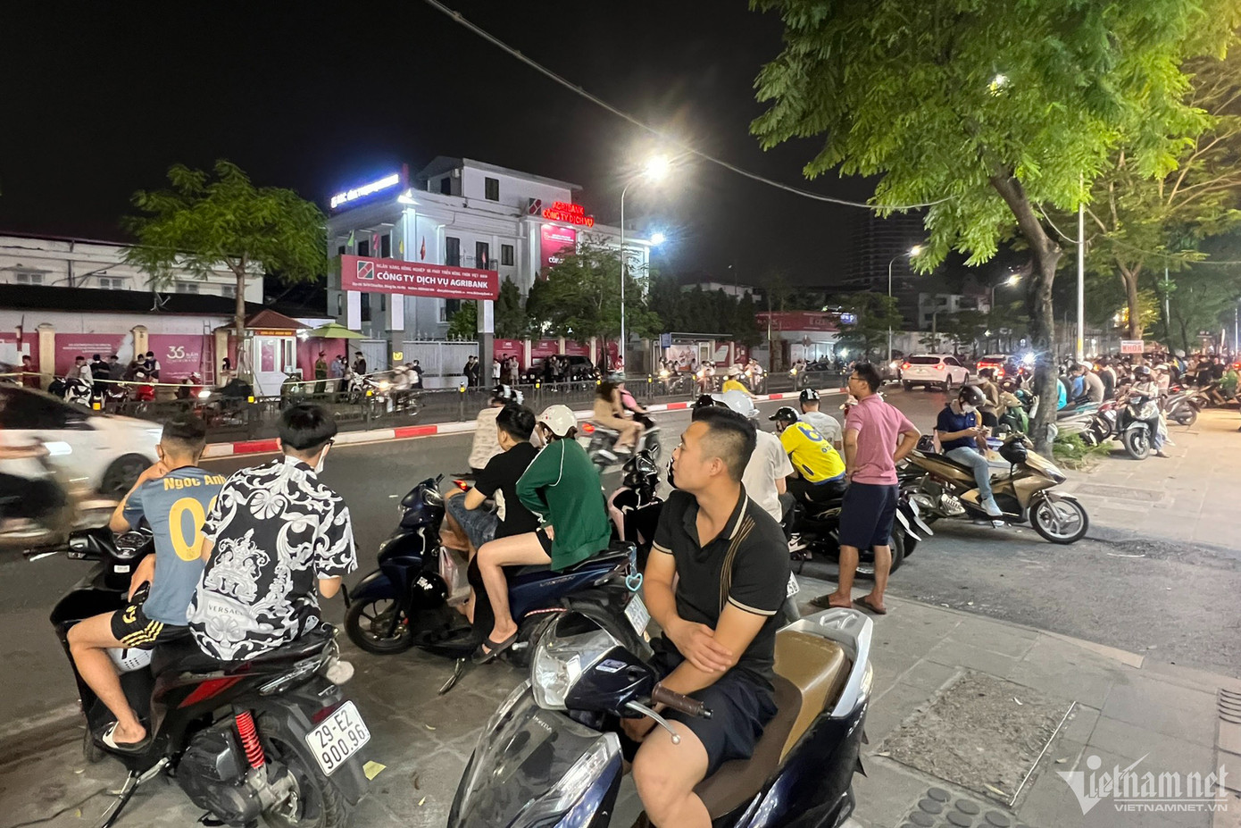 Có đến hàng trăm người theo dõi lực lượng 141 làm nhiệm vụ.