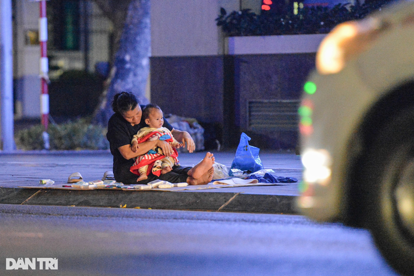 Trong dịp 20/10, đa số phụ nữ sẽ được gia đình, người thân tặng hoa, quà kèm những lời chúc thân thương nhất. Song đâu đó vẫn có rất nhiều phụ nữ thậm chí không có nhiều thời gian dành cho mình. Bởi họ phải mưu sinh. Trong dịp 20/10, đa số phụ nữ sẽ được gia đình, người thân tặng hoa, quà kèm những lời chúc thân thương nhất. Song đâu đó vẫn có rất nhiều phụ nữ thậm chí không có nhiều thời gian dành cho mình. Bởi họ phải mưu sinh.