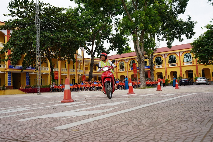 Khi các thầy giáo thành thạo phần Đi xe trên ván thì các cô giáo tự tin khi tham gia thực hành Đi xe zích zắc theo cọc tiêu trước sự cổ vũ nhiệt tình của các em học sinh.