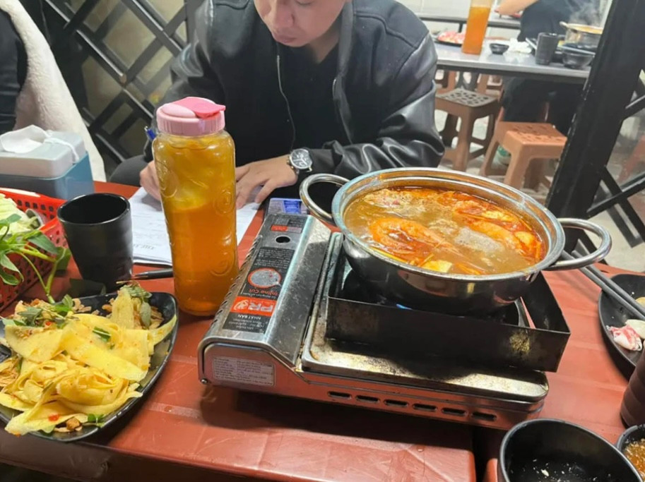 Theo lời H. sau khi phát hiện con rết, quán đổi cho anh nồi lẩu mới và tính 180.000 đồng cho cả bữa ăn nhưng không có lý giải hay xin lỗi trực tiếp với khách hàng (Ảnh: NVCC) Theo lời H. sau khi phát hiện con rết, quán đổi cho anh nồi lẩu mới và tính 180.000 đồng cho cả bữa ăn nhưng không có lý giải hay xin lỗi trực tiếp với khách hàng (Ảnh: NVCC)