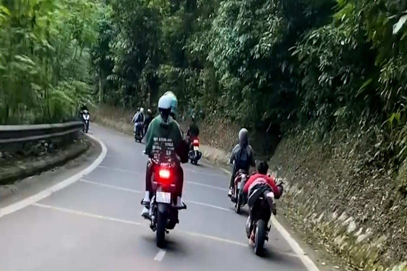 Nam thanh niên liên tục nằm ra yên xe máy điện để đổ đèo.