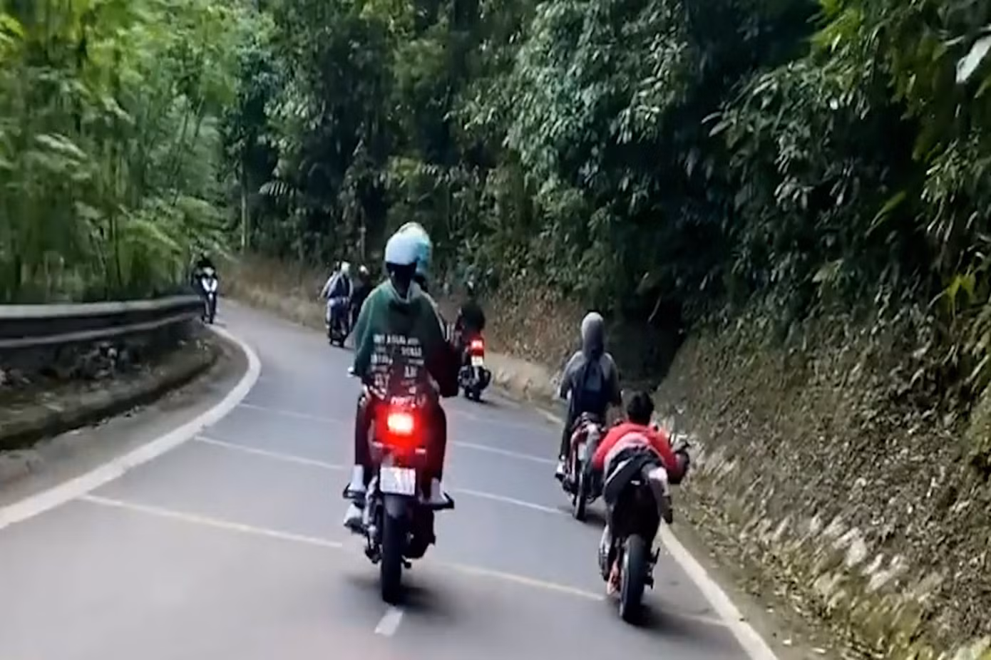 Nam thanh niên liên tục nằm ra yên xe máy điện để đổ đèo.