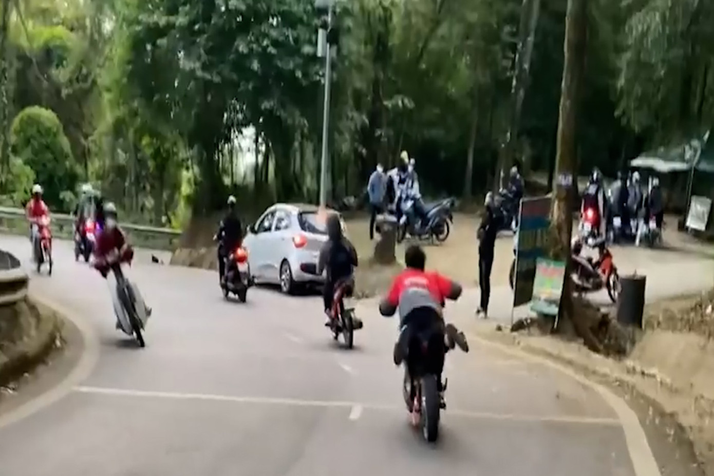 Tại nhiều khúc cua nguy hiểm, người này vẫn tiếp tục "diễn xiếc" (Ảnh chụp màn hình)