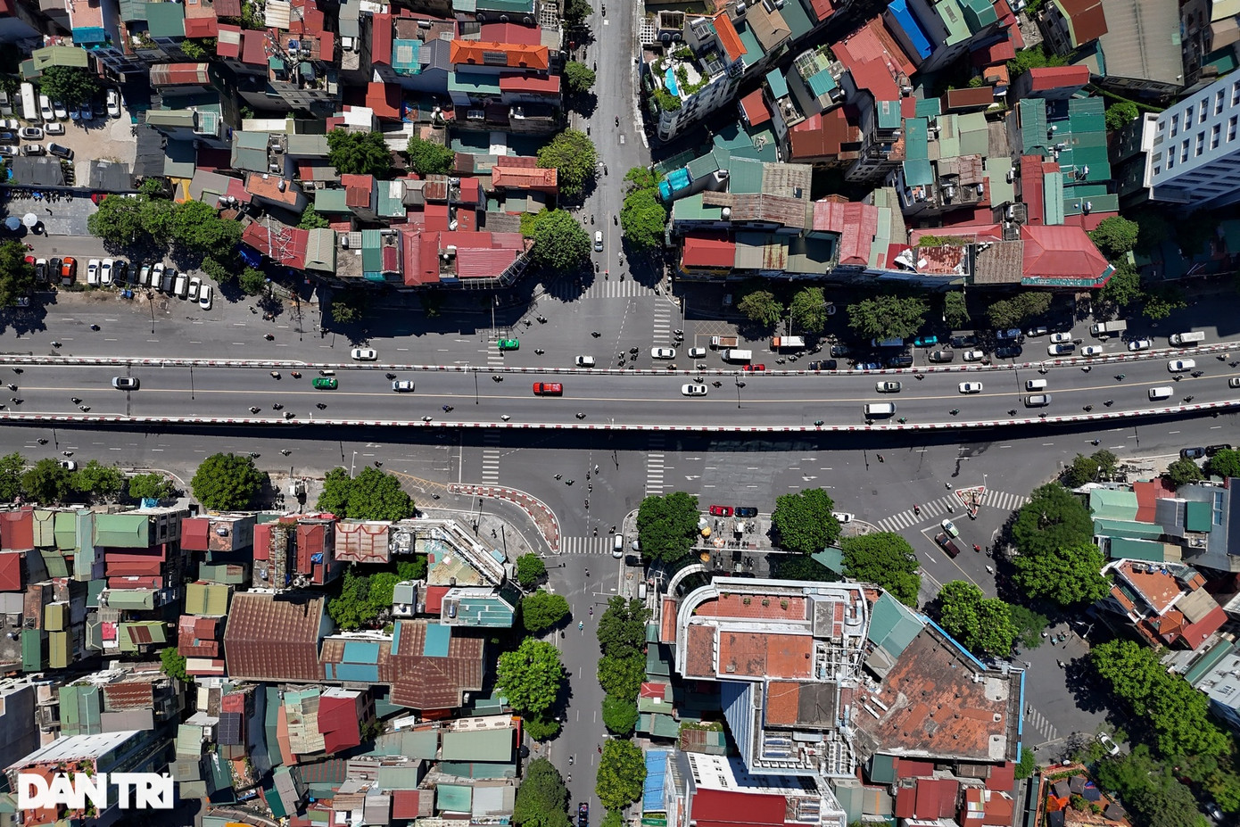 Ô Cầu Dền là ngã tư nối 4 tuyến phố Huế, Bạch Mai, Trần Khát Chân, Đại Cồ Việt. Ô Cầu Dền hiện là nút giao thông có cầu vượt, giảm thiểu ùn tắc giờ cao điểm. Ô Cầu Dền là ngã tư nối 4 tuyến phố Huế, Bạch Mai, Trần Khát Chân, Đại Cồ Việt. Ô Cầu Dền hiện là nút giao thông có cầu vượt, giảm thiểu ùn tắc giờ cao điểm.