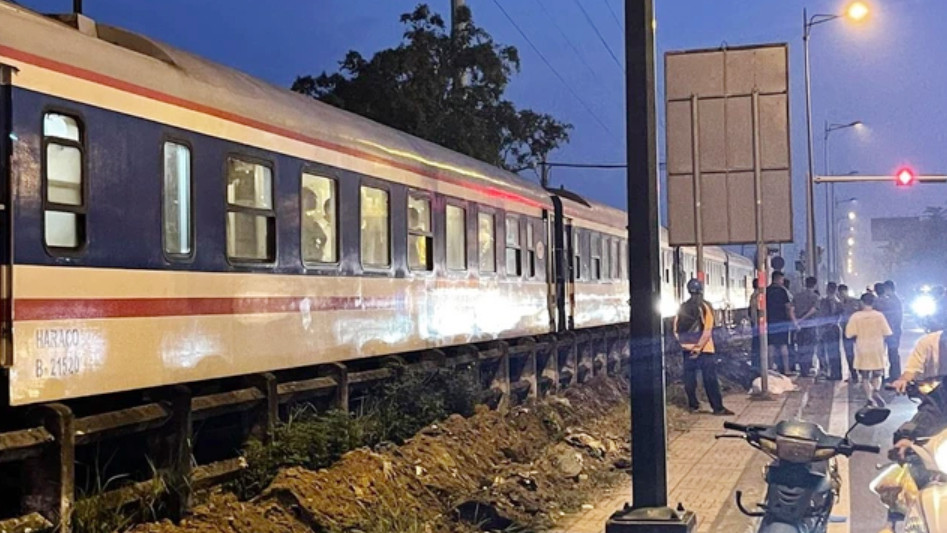 Nữ nhân viên không kịp cản người đàn ông.