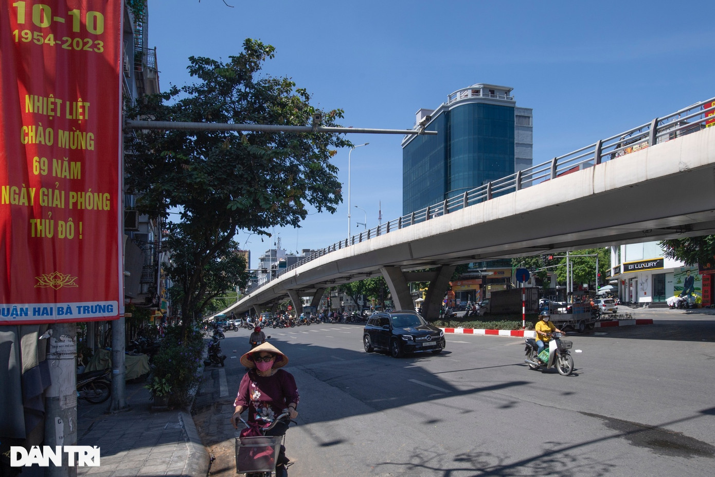 Chúng ta ai hẳn cũng thuộc, nhớ câu hát trong bài Tiến về Hà Nội của nhạc sỹ Văn Cao: "Trùng trùng quân đi như sóng, lớp lớp đoàn quân tiến về… Năm cửa ô đón mừng đoàn quân tiến về...". Lời bài hát gợi nhớ hình ảnh 5 cửa ô Hà Nội đón mừng đoàn quân chiến thắng trong ngày Giải phóng Thủ đô cách đây 69 năm về trước. Đúng 8h ngày 10/10/1954, các đơn vị quân đội nhân dân Việt Nam anh hùng từ 5 cửa ô tiến vào tiếp quản Hà Nội trong cờ hoa đón chào của hàng vạn người dân Thủ đô. Chúng ta ai hẳn cũng thuộc, nhớ câu hát trong bài Tiến về Hà Nội của nhạc sỹ Văn Cao: "Trùng trùng quân đi như sóng, lớp lớp đoàn quân tiến về… Năm cửa ô đón mừng đoàn quân tiến về...". Lời bài hát gợi nhớ hình ảnh 5 cửa ô Hà Nội đón mừng đoàn quân chiến thắng trong ngày Giải phóng Thủ đô cách đây 69 năm về trước. Đúng 8h ngày 10/10/1954, các đơn vị quân đội nhân dân Việt Nam anh hùng từ 5 cửa ô tiến vào tiếp quản Hà Nội trong cờ hoa đón chào của hàng vạn người dân Thủ đô.