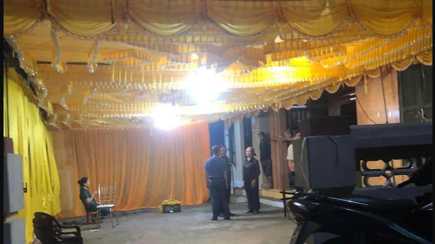 Rạp cưới nhà chú rể đã được thu dọn để thay bằng rạp đám tang (Ảnh: H.C).