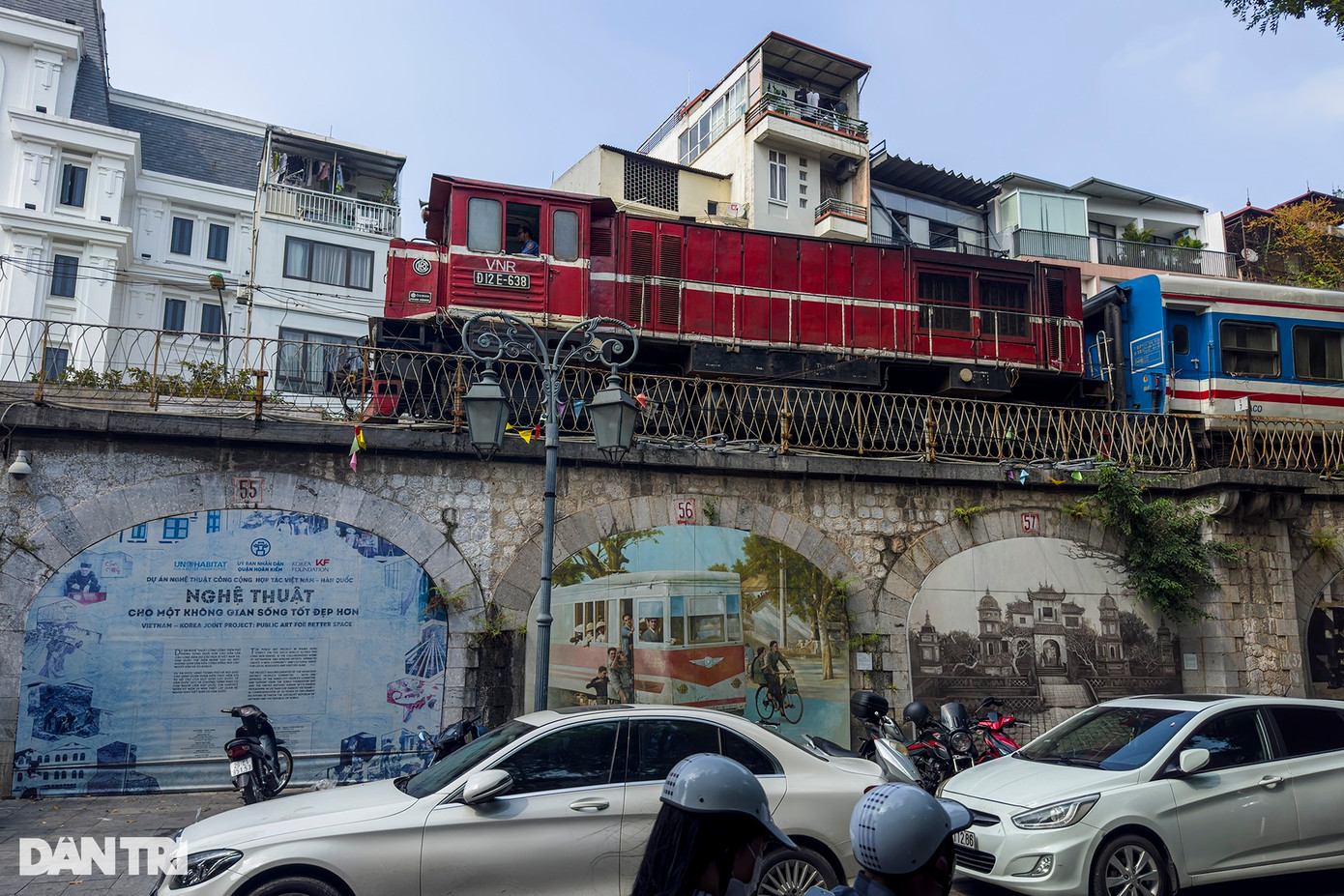Tại một đoạn phố Phùng Hưng, đường tàu được qui hoạch thành điểm tham quan của Hà Nội với các bức tranh tường đa dạng.