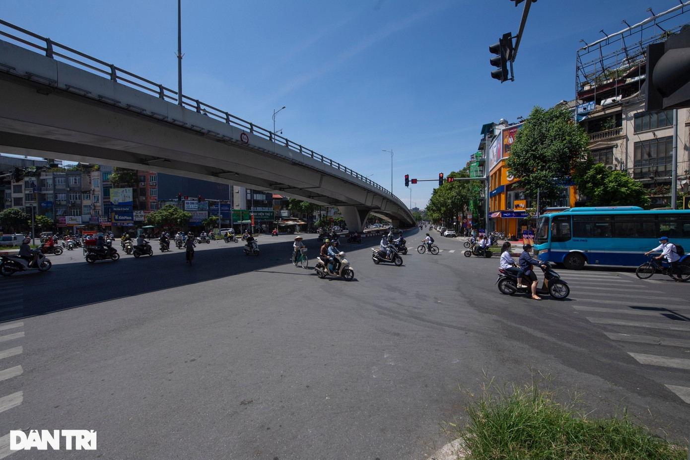 Ô Đống Mác nằm cuối phố Lò Đúc đoạn giao với đường Trần Khát Chân và phố Kim Ngưu. Ô Đống Mác nằm cuối phố Lò Đúc đoạn giao với đường Trần Khát Chân và phố Kim Ngưu.