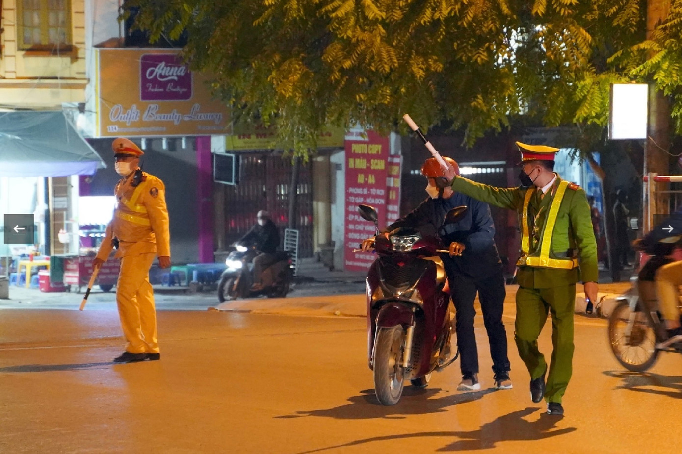 Đáng chú ý, một số tài xế khi thấy cảnh sát lập chốt phía trước, đã bất ngờ quay đầu xe đi theo hướng khác. Tuy nhiên, các trường này đều bị lực lượng làm nhiệm vụ dừng xe để kiểm tra theo quy trình.