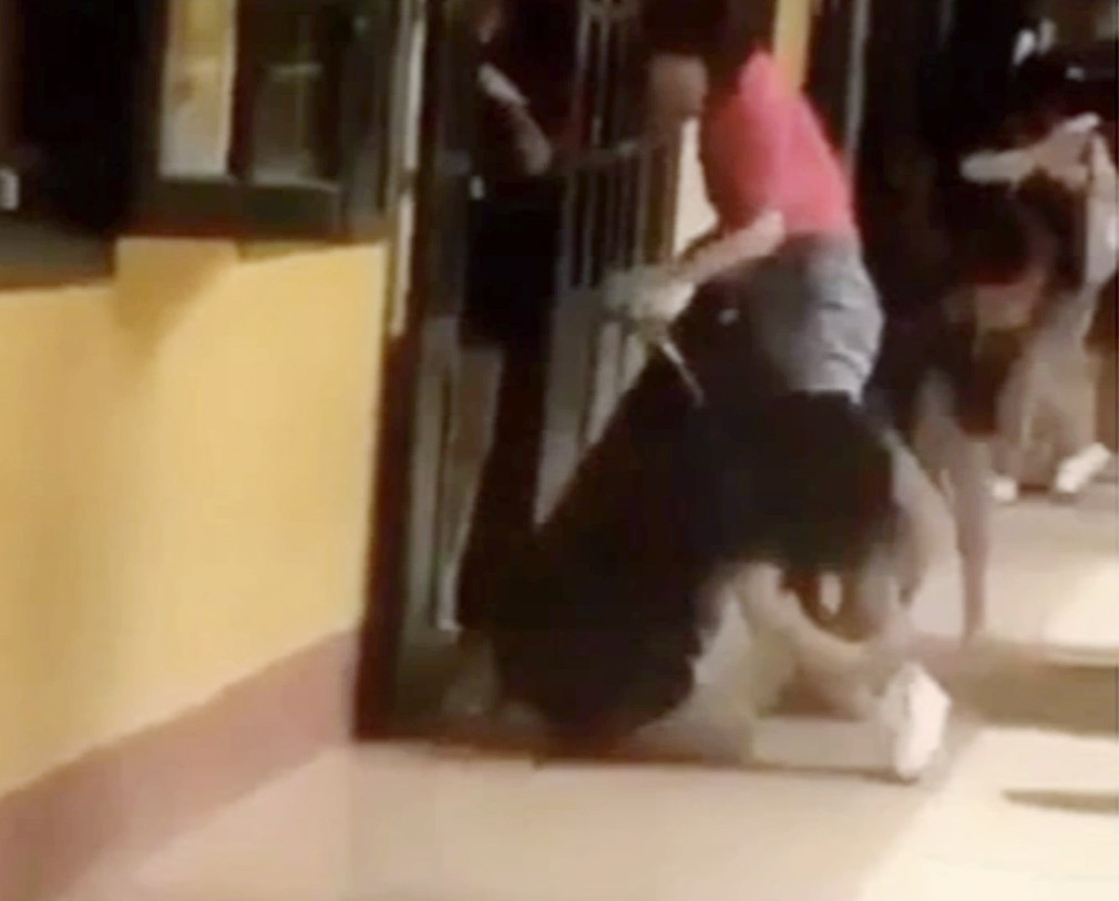 Học sinh quỳ khóc kiệt sức trước cửa lớp còn cô Phượng túm cổ áo lôi em vào (Ảnh: Từ clip). Học sinh quỳ khóc kiệt sức trước cửa lớp còn cô Phượng túm cổ áo lôi em vào (Ảnh: Từ clip).