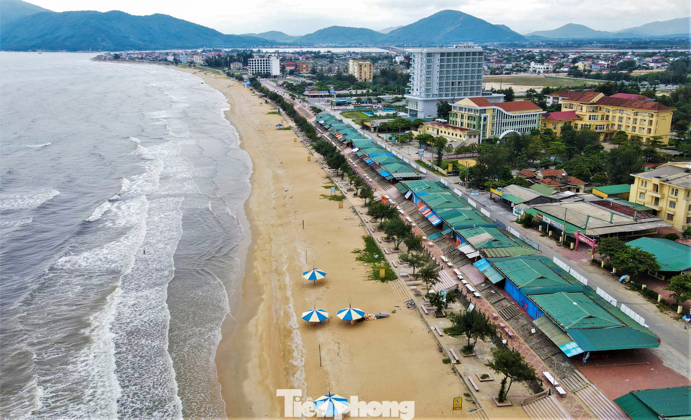 Sau khi hàng chục ki ốt được giải tỏa, nhìn từ trên cao, mặt tiền Khu du lịch biển Thiên Cầm thông thoáng hơn so với hình ảnh trước kia.