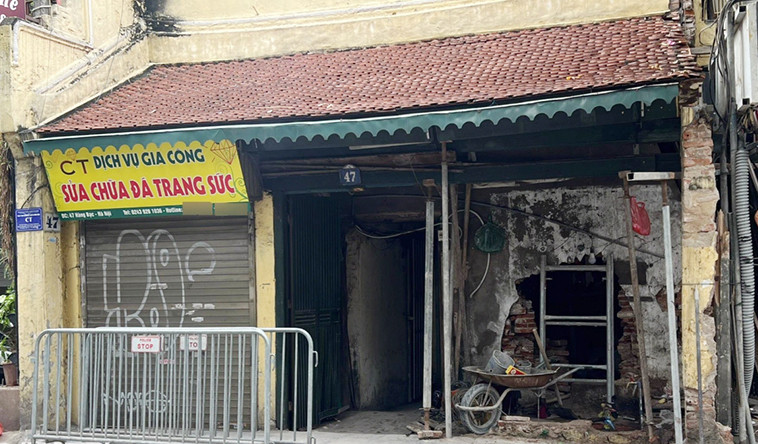 Nhà 47 Hàng Bạc sau cú tông xe.