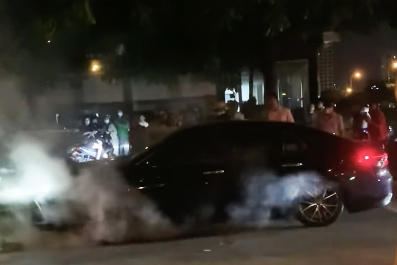 Ô tô bốc khói mù mịt sau cú va chạm mạnh (Ảnh chụp màn hình) Ô tô bốc khói mù mịt sau cú va chạm mạnh (Ảnh chụp màn hình)