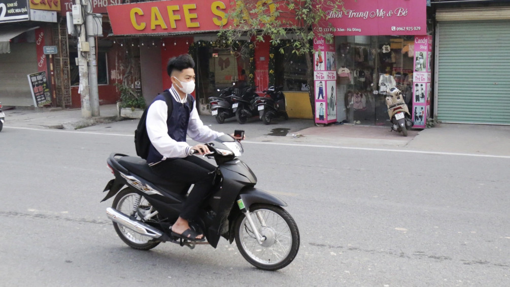 Một học sinh không đội mũ bảo hiểm, phóng xe máy qua chốt CSGT (Ảnh: Trần Thanh). Một học sinh không đội mũ bảo hiểm, phóng xe máy qua chốt CSGT (Ảnh: Trần Thanh).