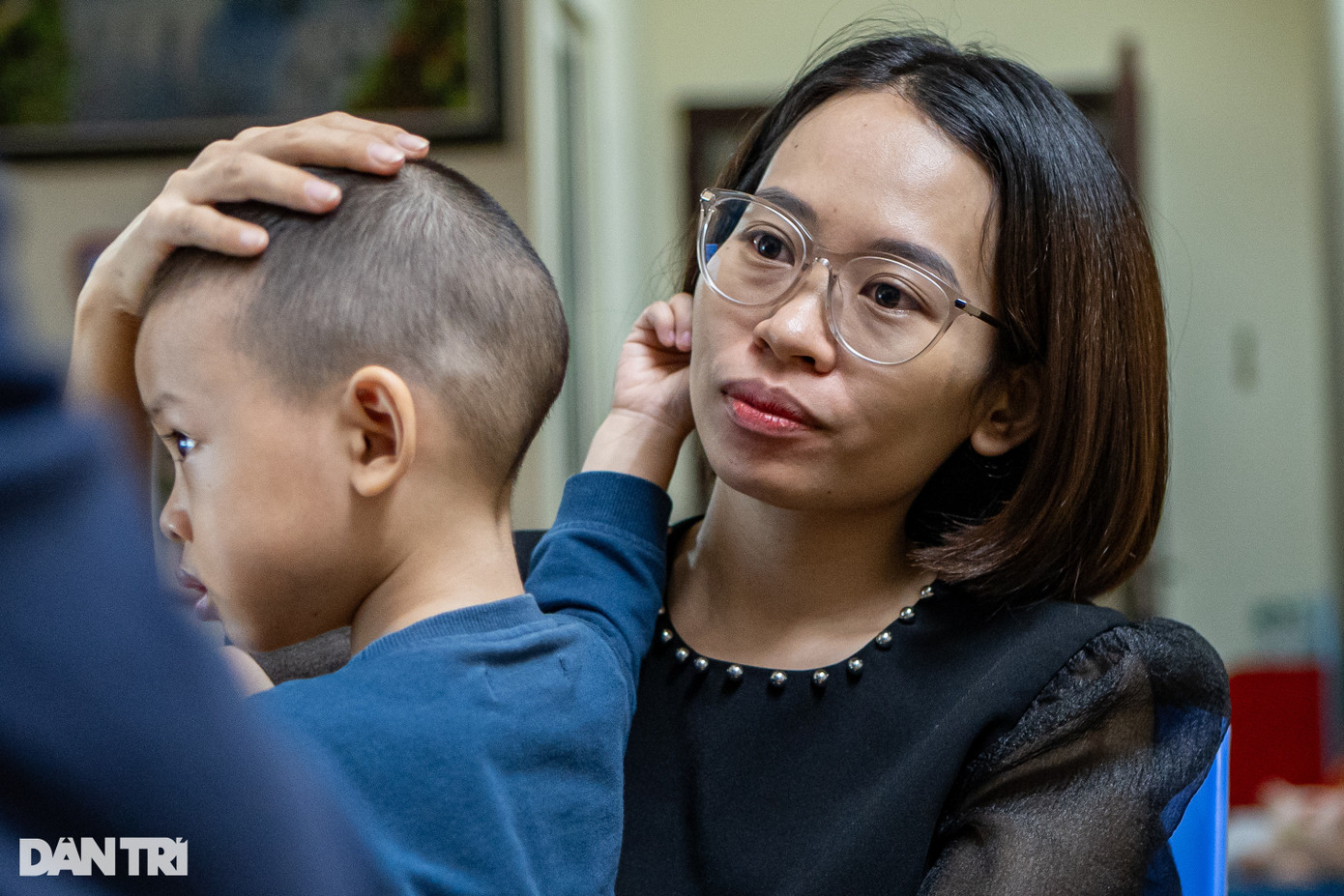 Cô giáo Đặng Thị Hải Yến cùng chồng và con trai may mắn thoát nạn trong vụ cháy (Ảnh: Minh Nhân). Cô giáo Đặng Thị Hải Yến cùng chồng và con trai may mắn thoát nạn trong vụ cháy (Ảnh: Minh Nhân).