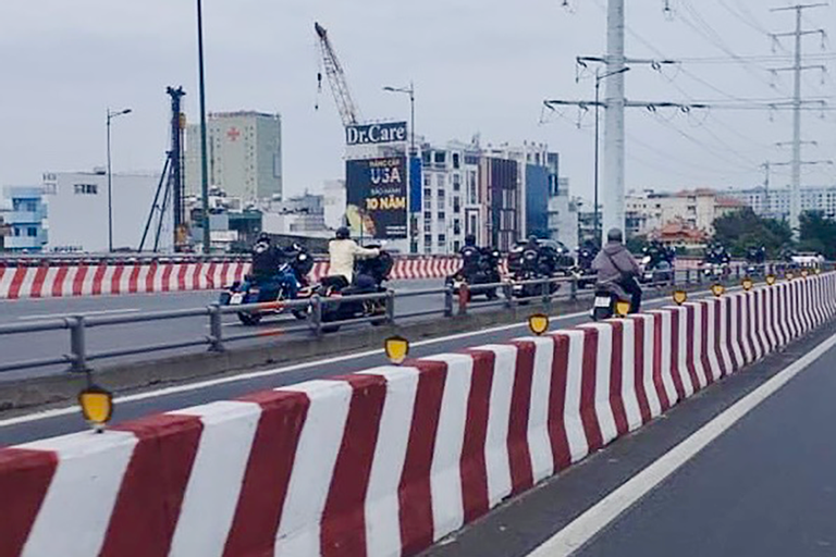 Hình ảnh người dân chụp lại cảnh dàn mô tô hiệu Harley lưu thông vào làn đường ô tô ở khu vực cầu Bình Lợi (nối TP Thủ Đức và quận Bình Thạnh). Ảnh: Mạng xã hội.