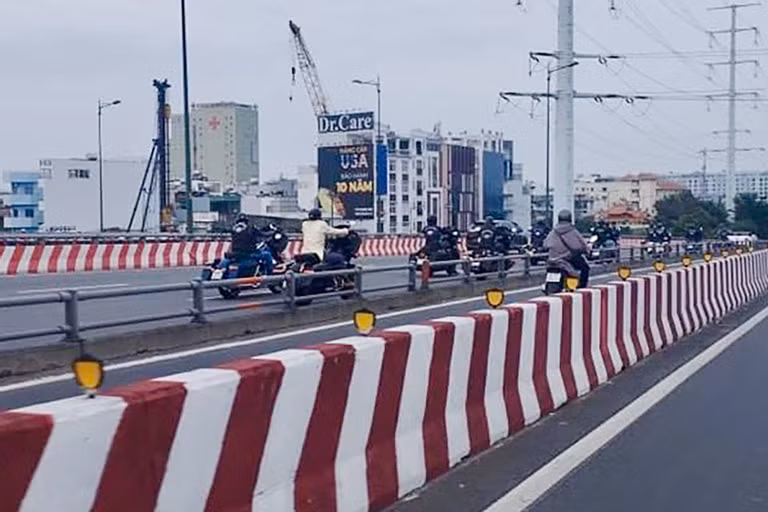 Hình ảnh người dân chụp lại cảnh dàn mô tô hiệu Harley lưu thông vào làn đường ô tô ở khu vực cầu Bình Lợi (nối TP Thủ Đức và quận Bình Thạnh). Ảnh: Mạng xã hội.