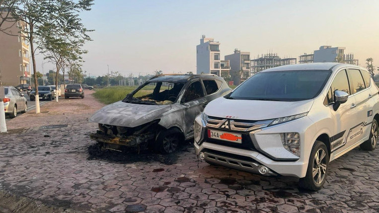 Chiếc ô tô bên trái được cho là nơi phát ra ngọn lửa. Ảnh: VietNamNet