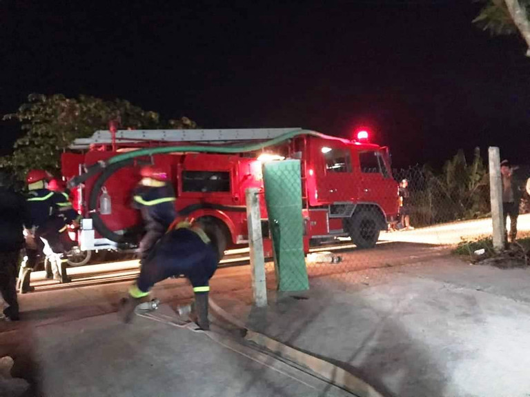 Nhận được tin báo, lực lượng PCCC đã nhanh chóng có mặt tại hiện trường (Ảnh CTV)