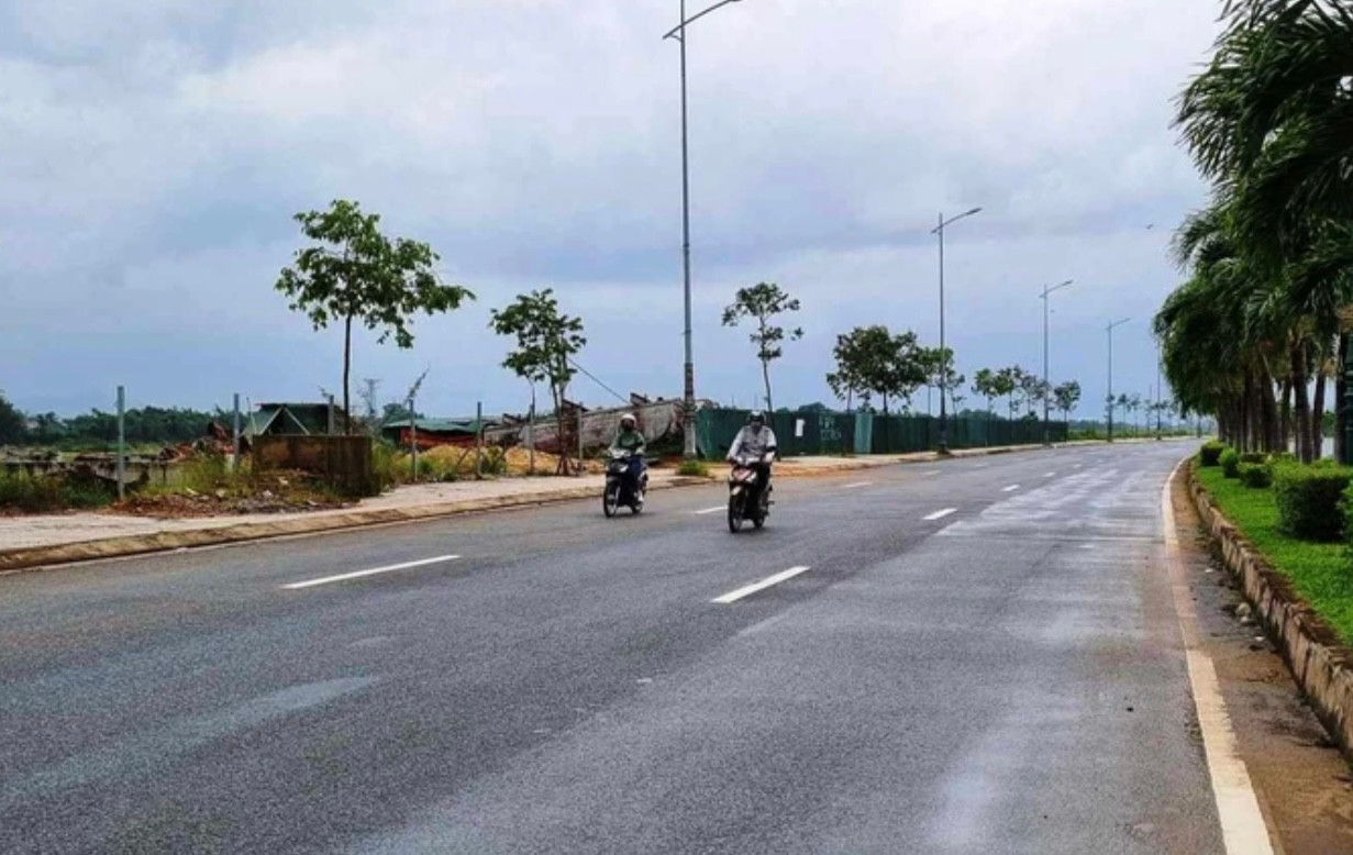 Đoạn đường xảy ra vụ vướng dây điện khiến bà T. tử vong. Ảnh: Báo Người Lao Động