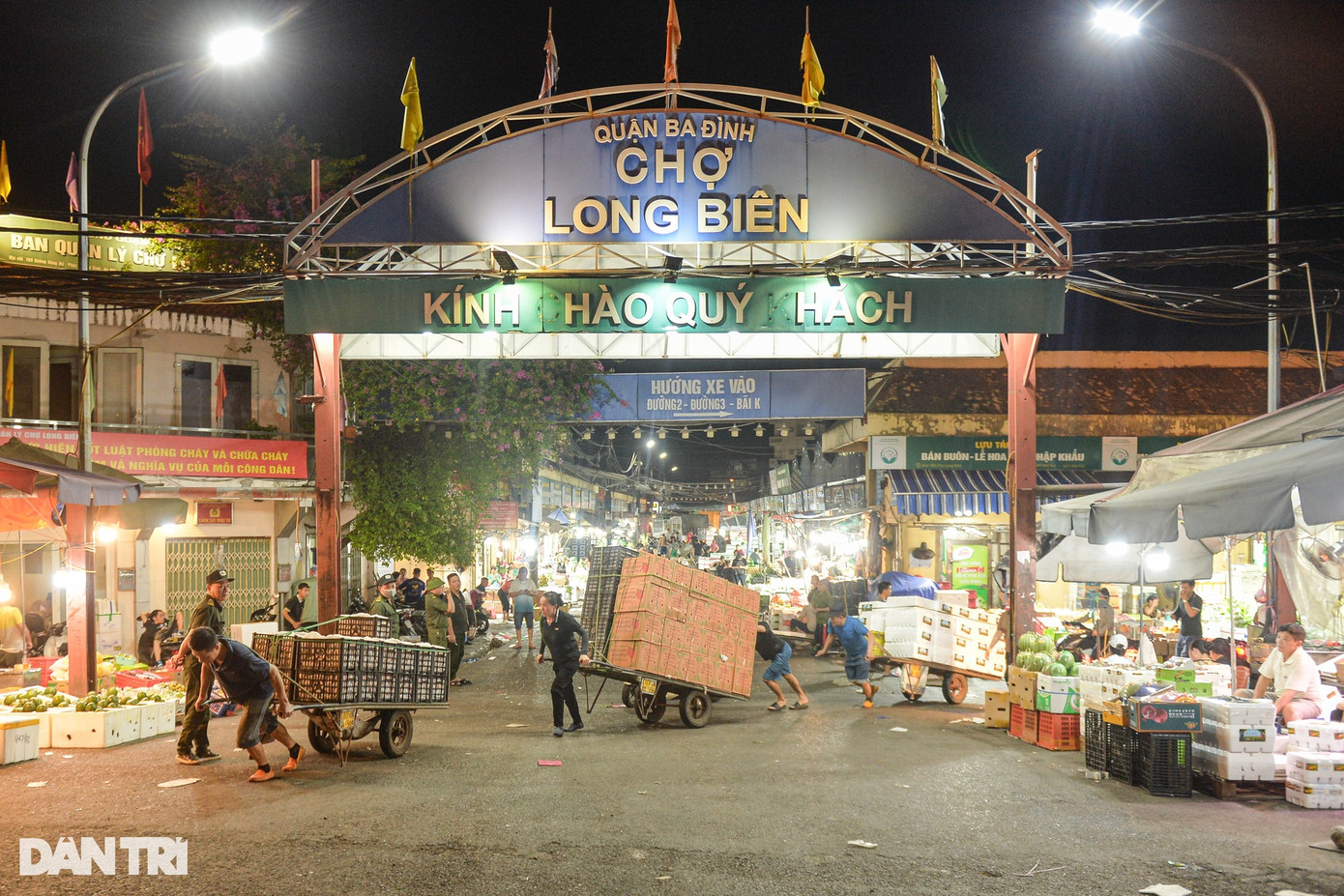 1h sáng 20/10, chợ Long Biên (quận Ba Đình, Hà Nội) tấp nập người mua, kẻ bán, xe tải xếp thành hàng dài chờ bốc hàng. Đây cũng là thời điểm những phu xe, bốc vác từ các nơi đổ về mưu sinh. 1h sáng 20/10, chợ Long Biên (quận Ba Đình, Hà Nội) tấp nập người mua, kẻ bán, xe tải xếp thành hàng dài chờ bốc hàng. Đây cũng là thời điểm những phu xe, bốc vác từ các nơi đổ về mưu sinh.