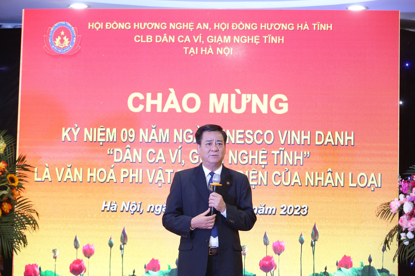 Ông Hoàng Xuân Lương - Nguyên Thứ trưởng, Phó Chủ nhiệm Ủy ban dân tộc Chính phủ, Chủ tịch Ủy ban Olympic Việt Nam, Phó Chủ tịch Hội đồng hương Nghệ An tại Hà Nội dự lễ kỷ niệm. Ông Hoàng Xuân Lương - Nguyên Thứ trưởng, Phó Chủ nhiệm Ủy ban dân tộc Chính phủ, Chủ tịch Ủy ban Olympic Việt Nam, Phó Chủ tịch Hội đồng hương Nghệ An tại Hà Nội dự lễ kỷ niệm.