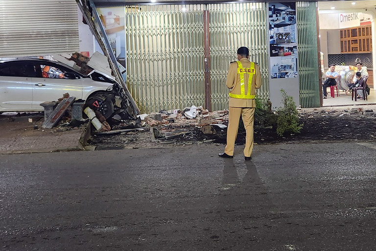 Công an có mặt khám nghiệm hiện trường, điều tra nguyên nhân. Ảnh: Khánh Ngọc/VietNamNet