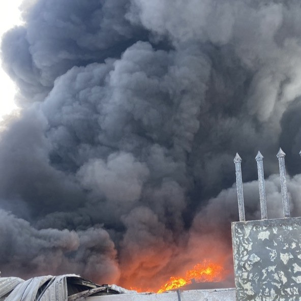 Lửa đỏ rực kèm khói đen bốc cuồn cuộn. Ảnh: MĐ.