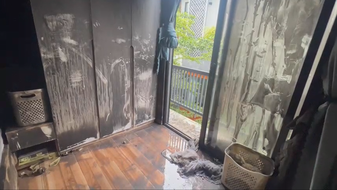 Nhân chứng kể lại lúc khói lửa bao trùm con hẻm, dùng búa tạ phá khóa cứu người - Ảnh 2. Căn phòng tầng 3, nơi phát hiện thi thể 2 cháu Đ. và Th.