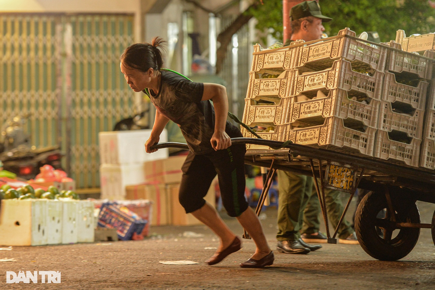 Những nữ phu xe dốc hết sức, "oằn mình" kéo xe hàng nặng hàng tạ qua con dốc ở đầu chợ Long Biên. "Nhiều lúc mệt muốn đứt hơi nhưng vẫn phải cố, còn có lần xe nặng quá không kéo qua con dốc được, tôi ngã xuống đường xước hết hai đầu gối", gạt ngang những giọt mồ hôi nhễ nhại trên gò má, chị Mai Tâm (46 tuổi, quê Hưng Yên) nói. Những nữ phu xe dốc hết sức, "oằn mình" kéo xe hàng nặng hàng tạ qua con dốc ở đầu chợ Long Biên. "Nhiều lúc mệt muốn đứt hơi nhưng vẫn phải cố, còn có lần xe nặng quá không kéo qua con dốc được, tôi ngã xuống đường xước hết hai đầu gối", gạt ngang những giọt mồ hôi nhễ nhại trên gò má, chị Mai Tâm (46 tuổi, quê Hưng Yên) nói.