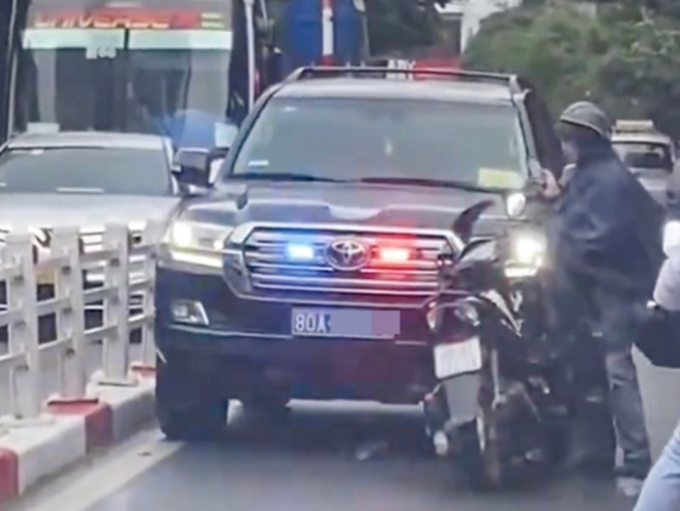 Tài xế xe máy chặn đầu ô tô biển xanh 80A của Bộ Tư lệnh Cảnh vệ (K01) (Ảnh: Chụp màn hình). Tài xế xe máy chặn đầu ô tô biển xanh 80A của Bộ Tư lệnh Cảnh vệ (K01) (Ảnh: Chụp màn hình).