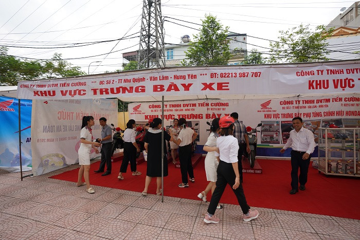 Tại địa điểm diễn ra sự kiện, HEAD Tiến Cường còn trưng bày các dòng xe mới của Honda hiện nay. Khu vực trưng bày phụ tùng và khu vực dịch vụ để trưng bày phụ kiện chính hãng của Honda Việt Nam thu hút được rất nhiều người tham quan.