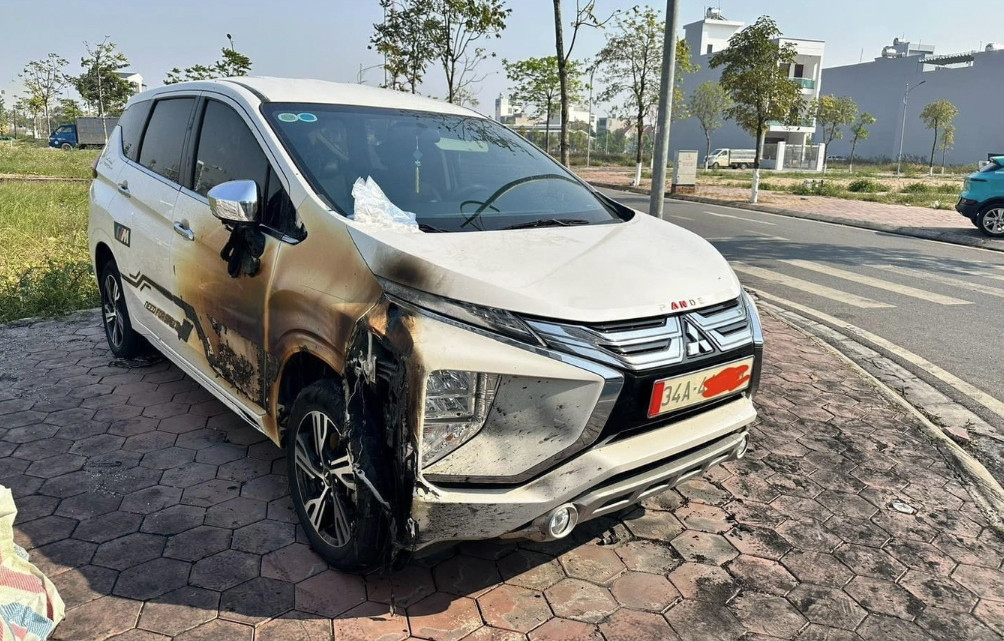 Chiếc Xpander cũng bị cháy bên phụ (Ảnh: H.A.)