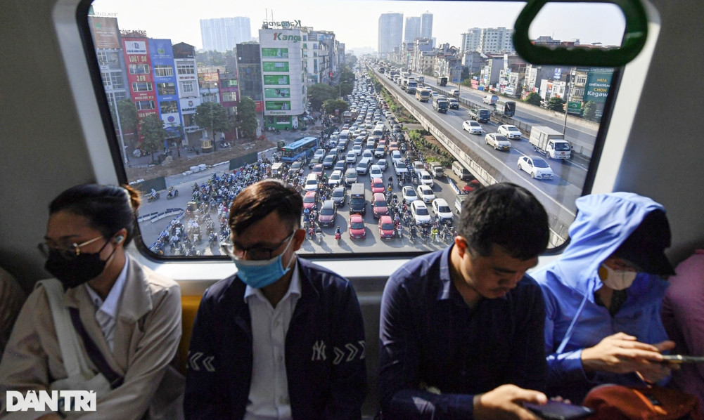 Hành khách đi tàu Cát Linh - Hà Đông, tháng 10/2022 (Ảnh: Mạnh Quân).