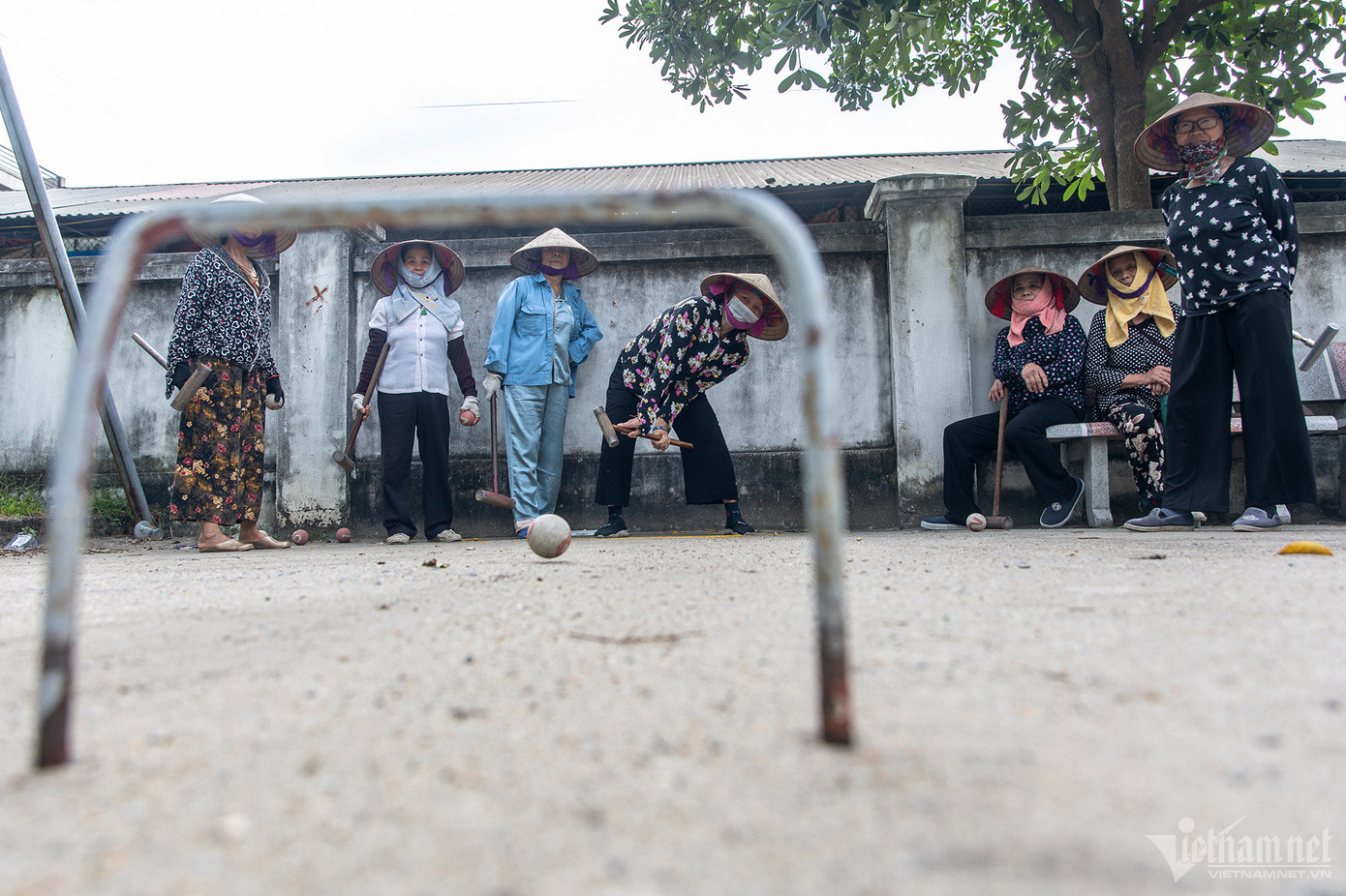 Cửa “nhập môn” số 1 chỉ cách vạch xuất phát khoảng 2m. Các cửa đều rộng 20cm, cao 20cm. Để đánh bóng lọt qua, người chơi cần căn ke rất kỹ.