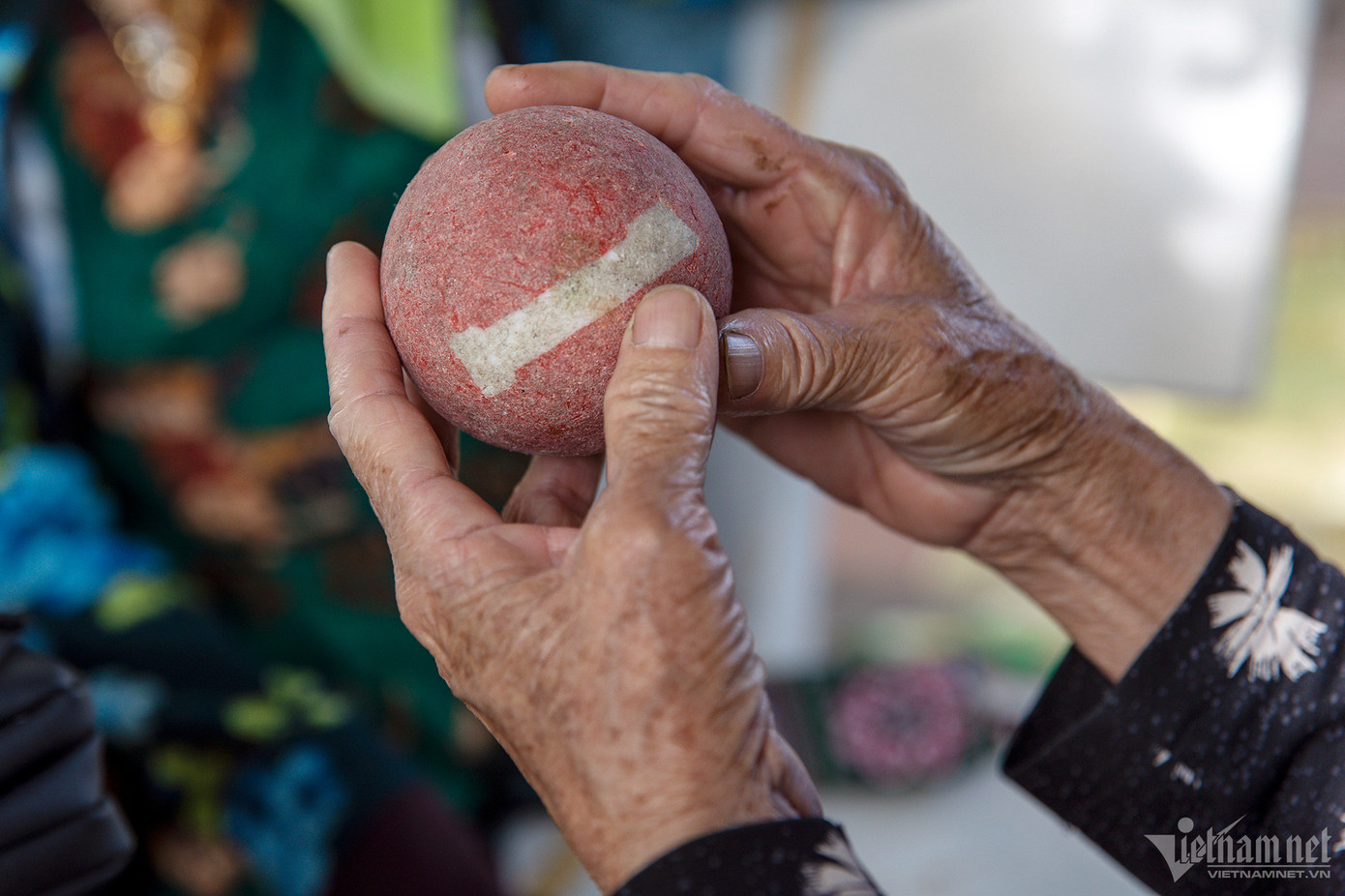 Bóng được làm bằng nhựa đặc. Luật chơi không quá phức tạp, còn người tham gia thi đấu không cần dùng nhiều sức. Mỗi một lượt đánh, "vận động viên" chỉ cần dùng gậy để đánh bóng qua các khung nhỏ, được gọi là “cửa” để ghi điểm. Do môn bóng cửa chưa được phổ biến nhiều ở Việt Nam, việc tìm mua thiết bị và dụng cụ phục vụ trò chơi này rất khó. “Chúng tôi phải nhờ người đặt bóng và gậy ở tận cửa khẩu mang về”, bà Nguyễn Thị Xuân, thôn Xuân Bách chia sẻ.