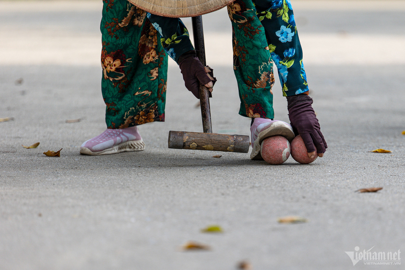 Bà Lê Thị Thi đang thực hiện thao tác điều bóng, đánh bóng của đội mình qua cửa. “Lúc mới bắt đầu chơi cũng thấy khó, nhưng làm quen được một thời gian tôi thấy thích lắm”, bà kể.