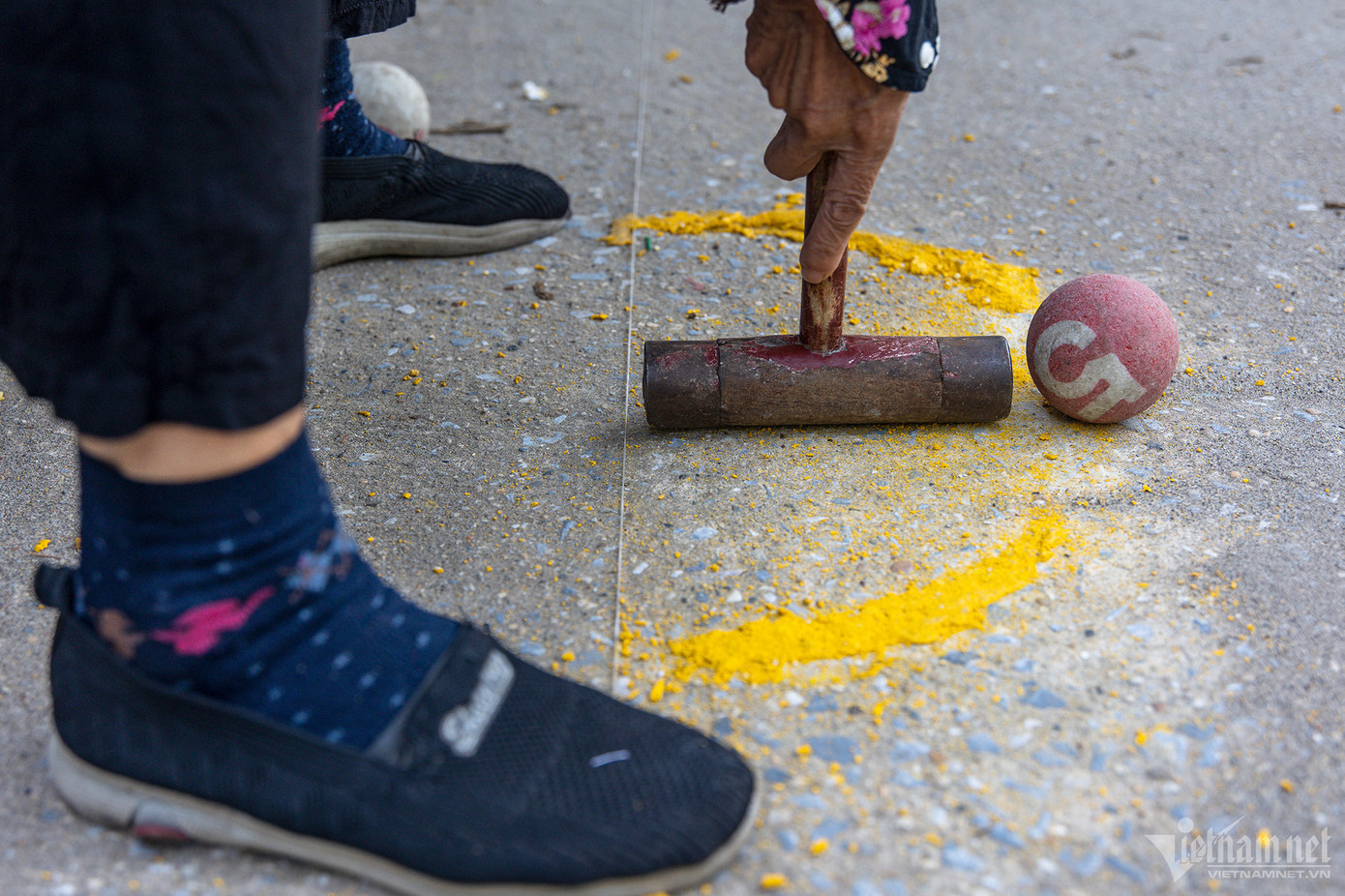 Giống như các môn bóng khác, bóng cửa cũng có đường biên, được đánh dấu bằng sợi chỉ nhỏ. “Người tham gia thi đấu đang đứng bên trong, khi muốn ra khỏi sân phải xin phép, nếu không sẽ bị mất lượt đánh.