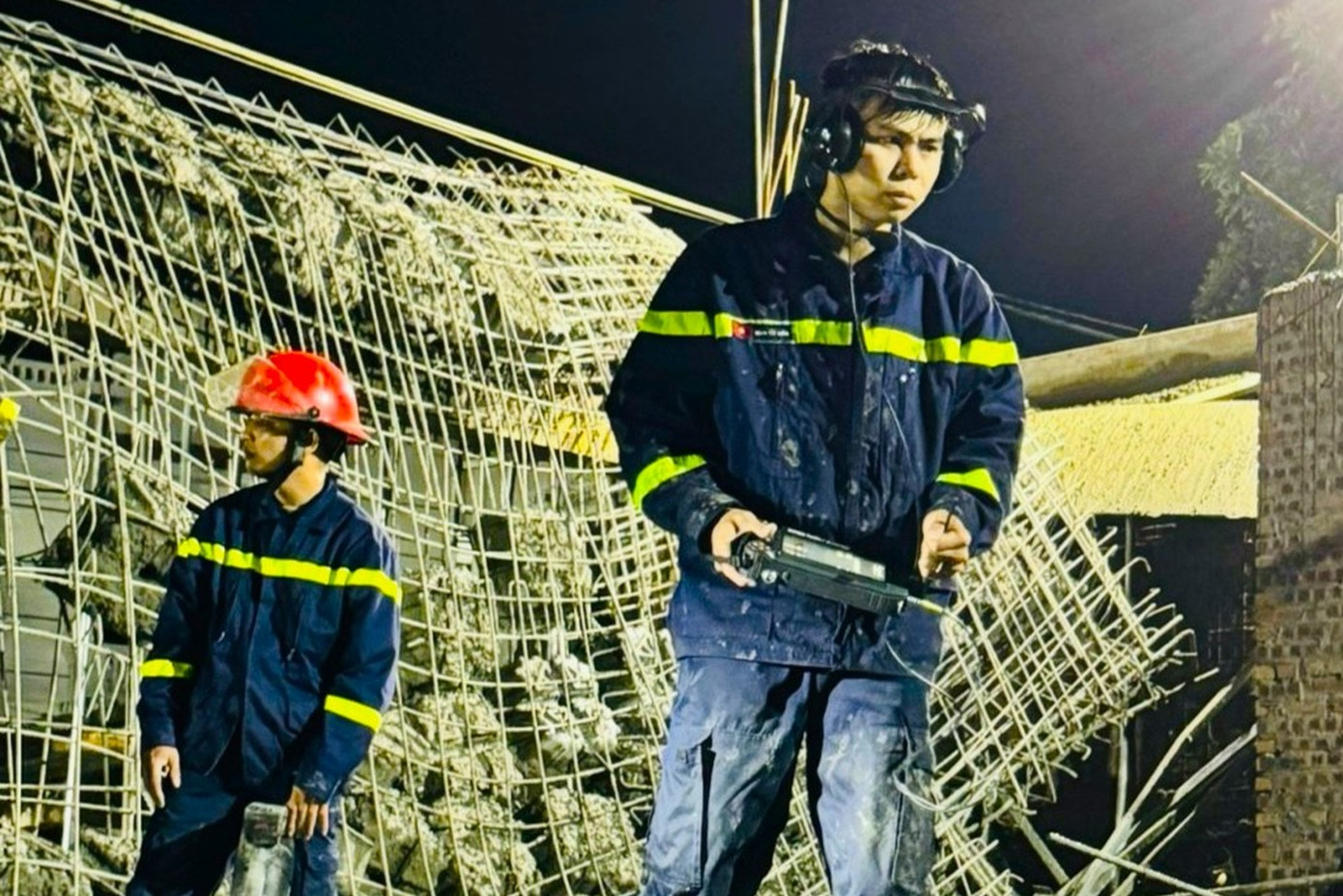 Tại hiện trường, lực lượng chức năng sử dụng máy dò để tìm kiếm tung tích nạn nhân bị vùi lấp trong khối bê tông.