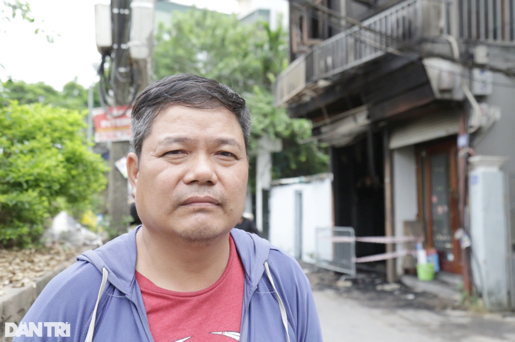 Ông Vũ Văn Đức không giấu được nỗi buồn sau khi tài sản đã bị lửa thiêu rụi (Ảnh: Trần Thanh).