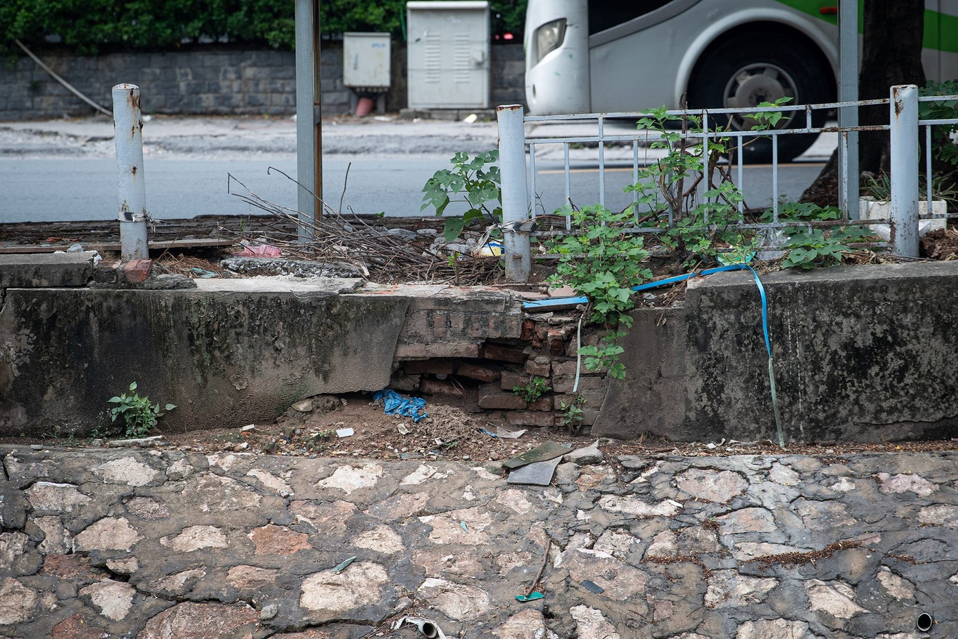 Một số vị trí bờ sông xảy ra tình trạng sụt lún kéo theo lan can nghiêng đổ. Một số vị trí bờ sông xảy ra tình trạng sụt lún kéo theo lan can nghiêng đổ.