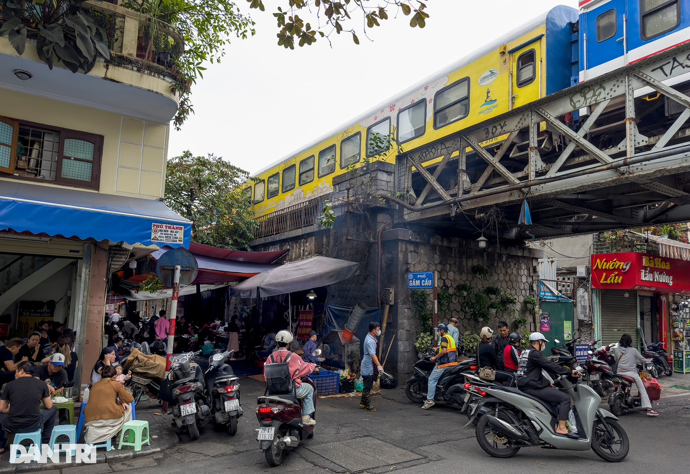 Từ cầu Long Biên, tuyến đường sắt đi qua các phố Gầm Cầu, Phùng Hưng. Đây là khu vực trung tâm phố cổ đông đúc, tuyến đường được xây dựng ở trên cao, riêng biệt.