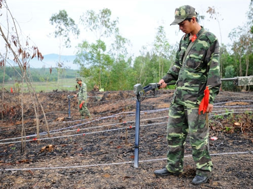 Ngoài ra các lực lượng công binh còn được trang bị máy dò sâu Valloon EC1303A1 có khả năng dò sâu đến 5m