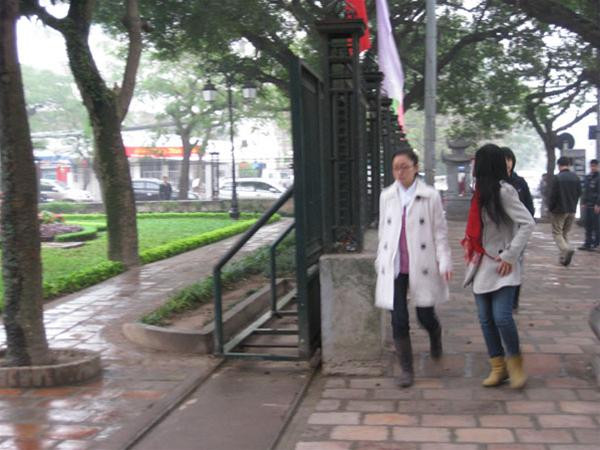 Rất nhiều bạn trẻ đã tới Văn Miếu- Quốc Tử Giám từ sáng sớm hôm nay, mồng 1 tết. Ảnh : Đỗ Hợp