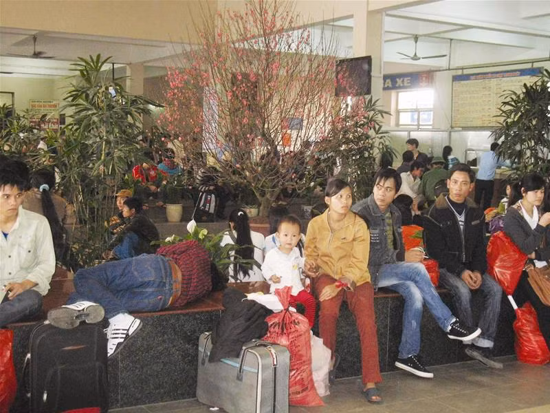 Hành khách vật lộn với hành trình về quê ăn Tết (ảnh chụp sáng 7/2 tại Bến xe Mỹ Đình) - Ảnh: Đức Nam