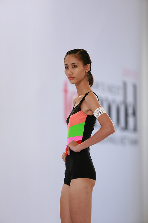 Thí sinh được coi là 'bản sao' của Hoàng Thùy khoe vóc dáng 'mỏng dính'